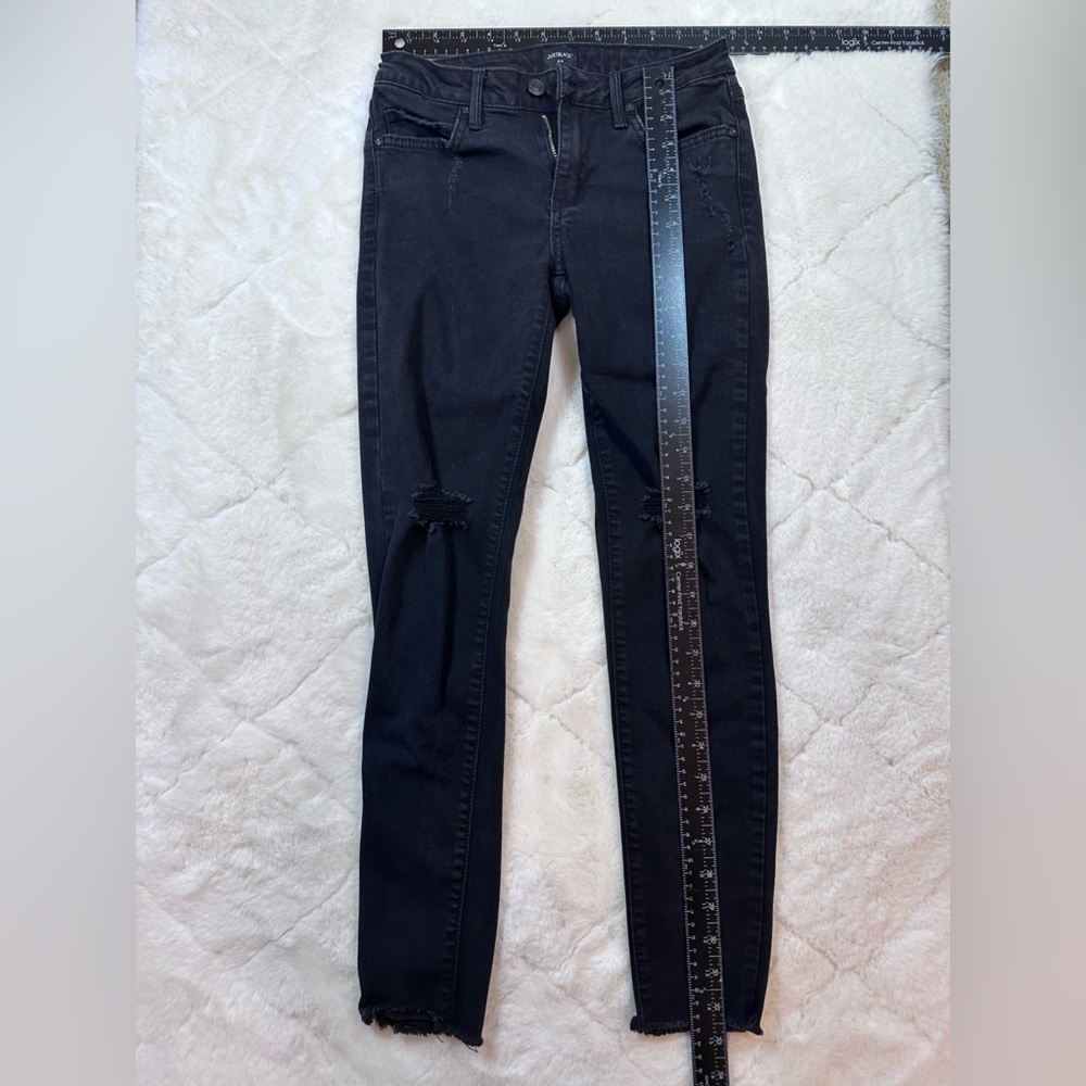 Just Black women’s black distressed jeans size 24